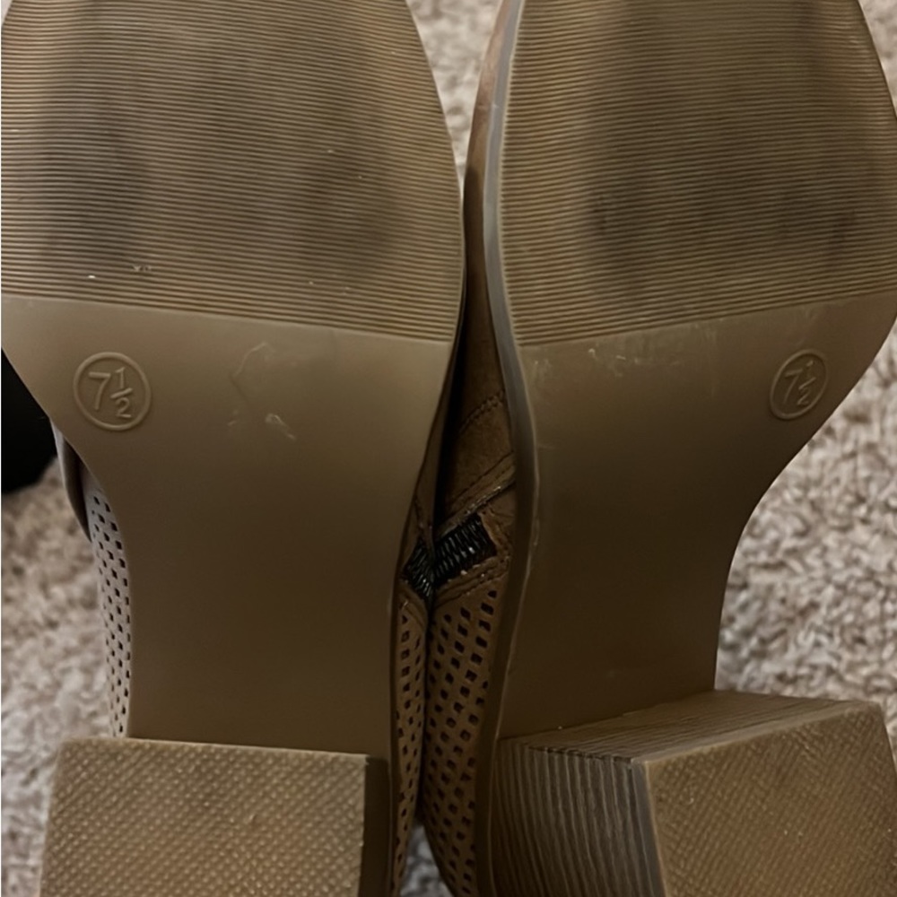 Universal Thread Booties - Picture 3 of 3
